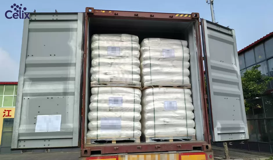 Логистическая команда Celix Cellulose проводит итоговую проверку качества паллетированного ГПМЦ для глобального экспорта.