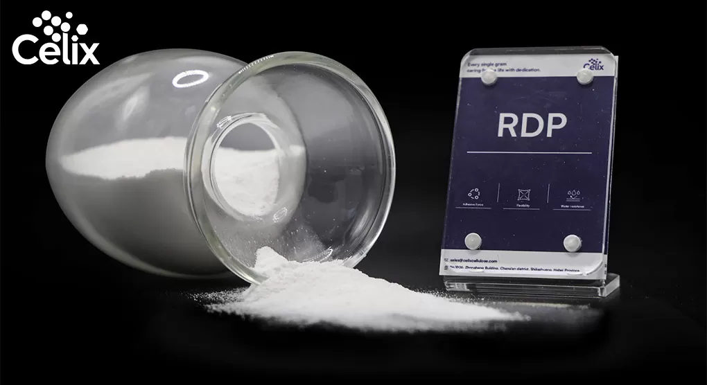 Китайский техник Celix Cellulose проводит испытание на гибкость для сравнения высокочистого VAE RDP с низкосортными аналогами.